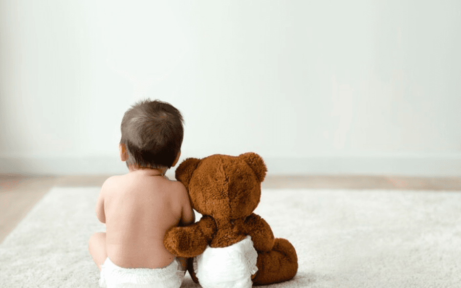 El Tribunal Superior de Justicia de Canarias anula la negativa de un permiso laboral para cuidar a un hijo lactante, reconociendo derechos fundamentales.