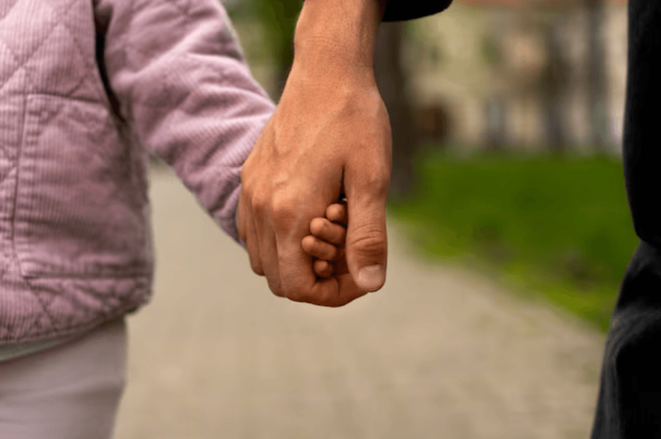 La oposición del padre al régimen de visitas de la abuela materna no encontró respaldo probatorio. La Audiencia de Murcia confirma el contacto y le impone las costas